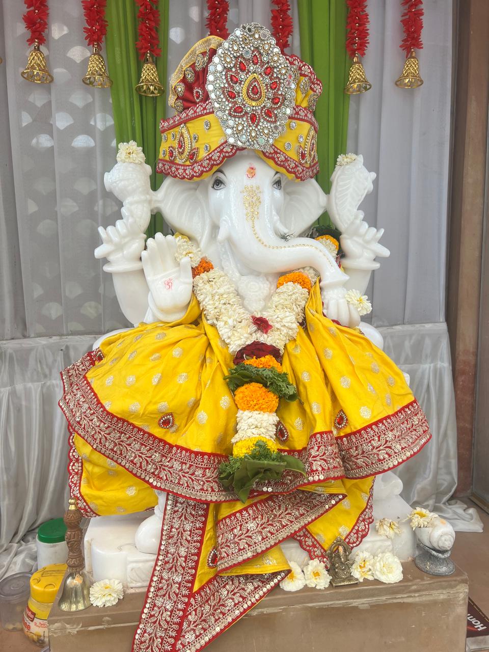 🌟 Ganesh ji (Yellow & red outline)