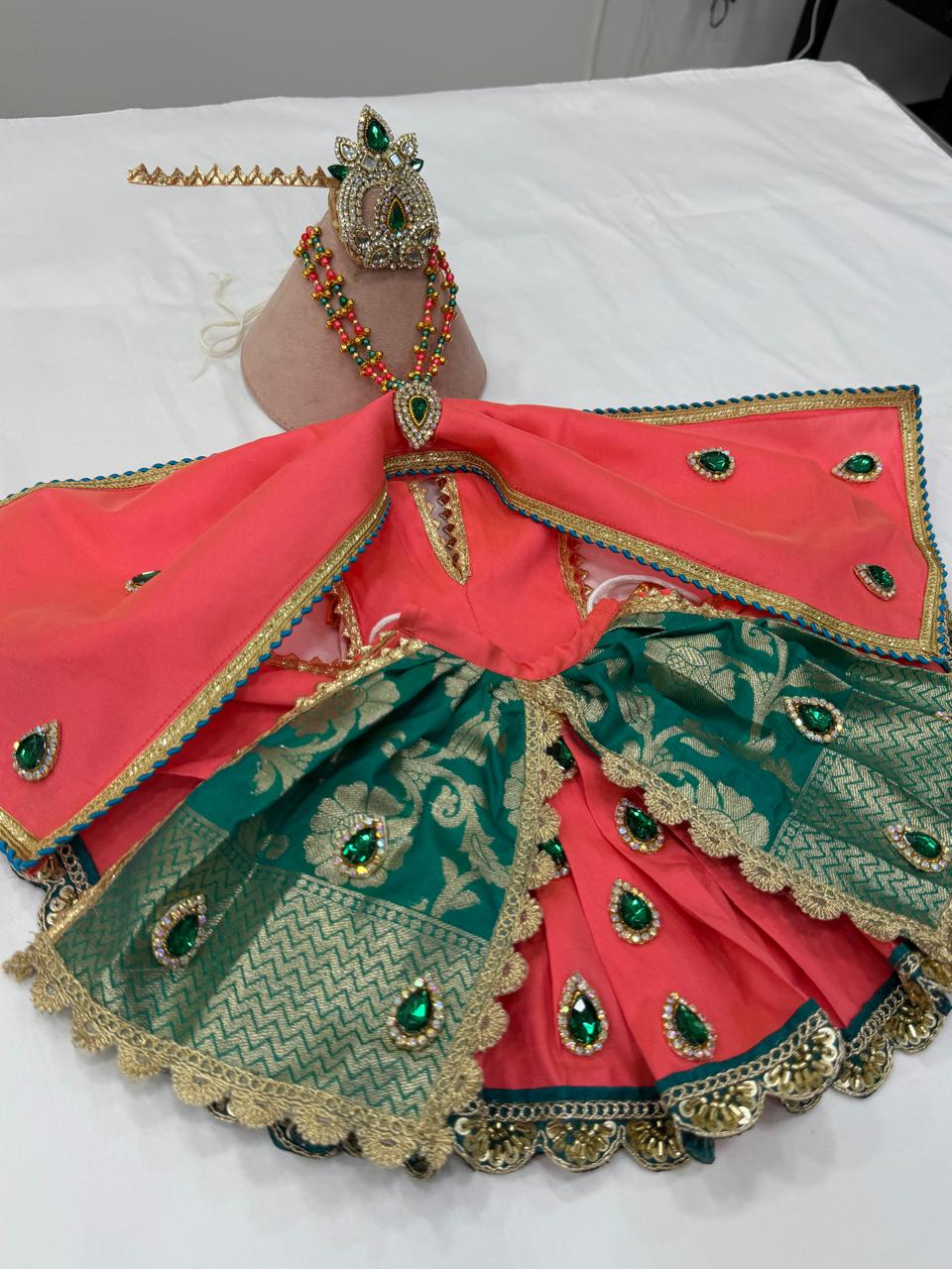 Mata Rani Poshak Set – Red &amp; Dark Green | 7 Inch