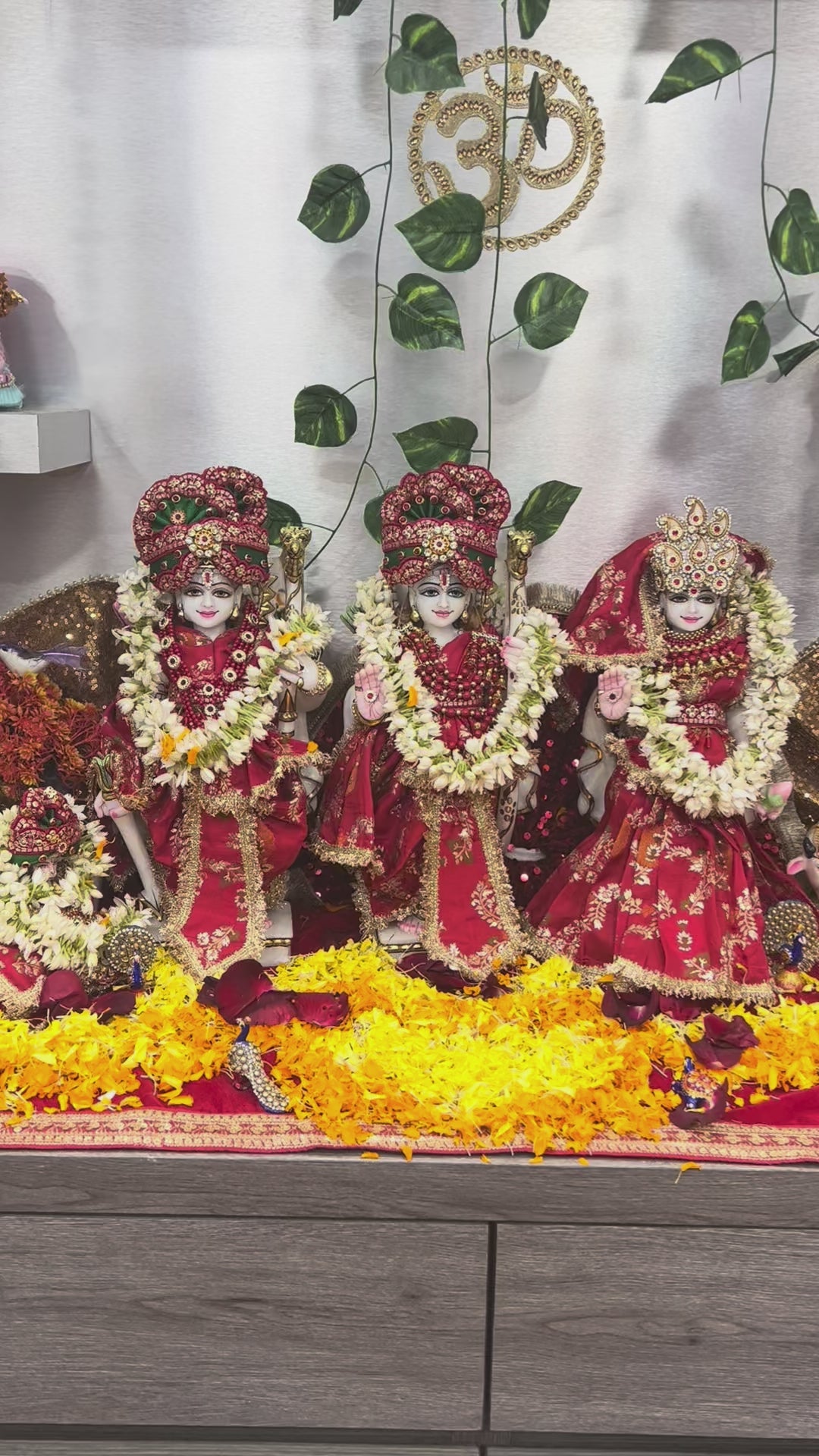 Load video: 🌟 Ram Darbar (red with green mukut)