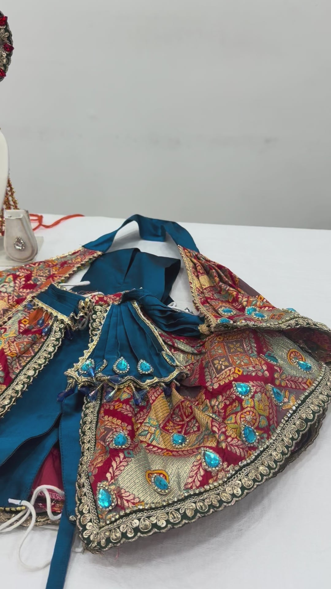 Load video: 🌟 Radha Krishna Poshak